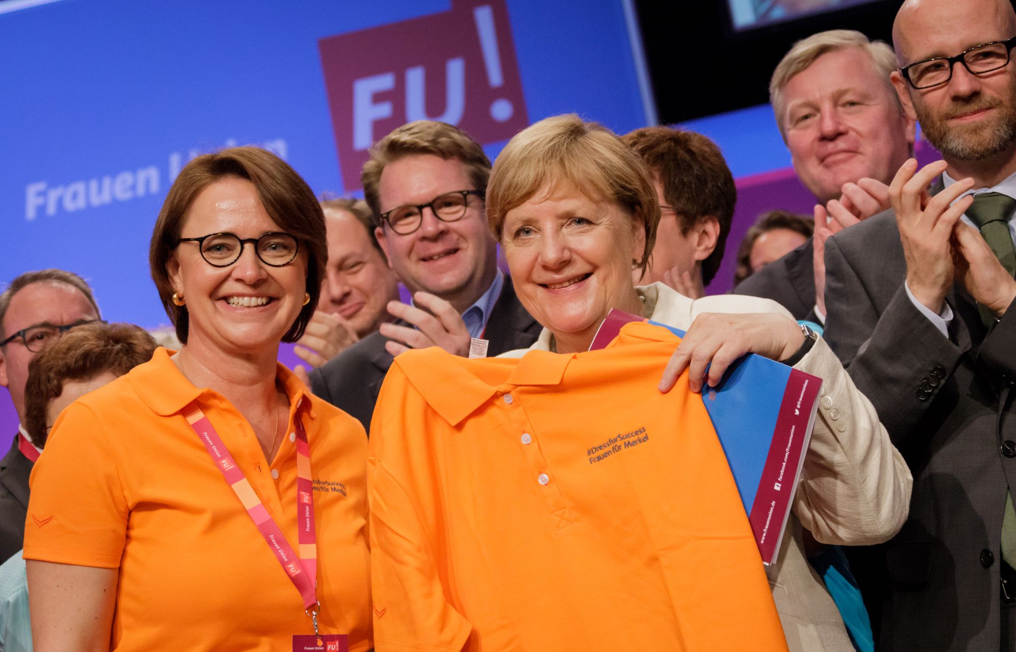 Polo-Shirt statt Blazer: Widmann-Mauz überreicht der Bundekanzlerin Mode aus Burladingen